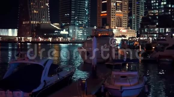 迪拜码头与摩天大楼和游艇在迪拜阿拉伯联合酋长国视频的预览图