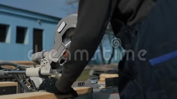 木切割机的关闭切割木板工人切割木板视频的预览图