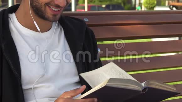 那个英俊的男人翻书页看书视频的预览图