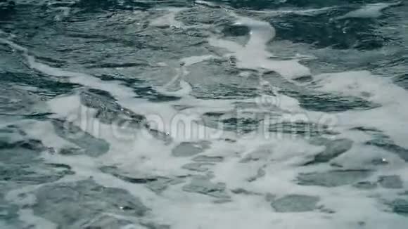 泡沫海潮的慢镜头视频的预览图