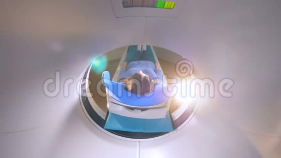 断层扫描核磁共振核磁共振扫描仪患者对磁共振成像体检的概念视频的预览图