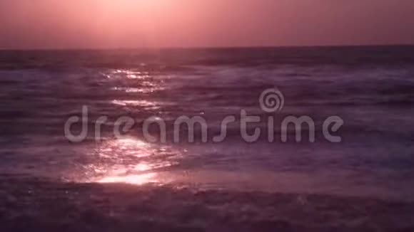 美丽的大海强烈的波浪深色的背景橙色粉红色的天空视频的预览图