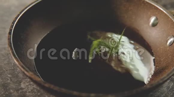 烹饪配方调味料大蒜迷迭香油视频的预览图