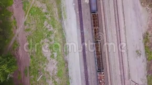 视频列车与汽车通过桥下的道路无人机的录像视频的预览图