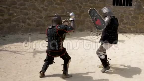 用剑和盾牌展示骑士之战视频的预览图