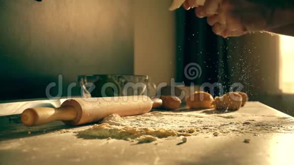 男厨师把自制的意大利面面团扔在桌子上超级慢镜头视频的预览图