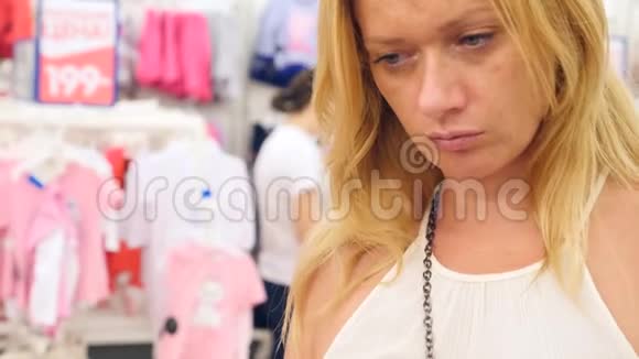 女人内衣店女人内裤挂在性感商店的衣架上4k慢动作视频的预览图