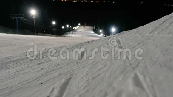 人在电梯旁边的一个滑雪板斜坡上下山晚上滑雪板视频的预览图