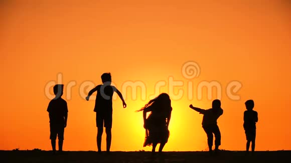 日落时分五个孩子的家庭剪影视频的预览图