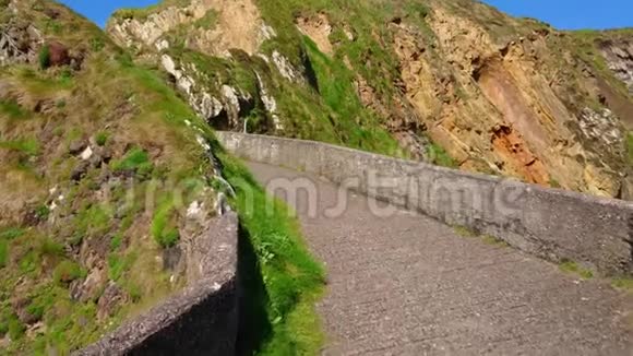 在爱尔兰西海岸丁乐半岛的邓昆码头漫步视频的预览图