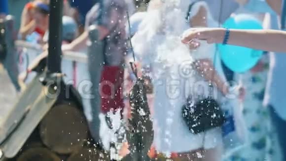 女性手拿着塑料杯泼水视频的预览图