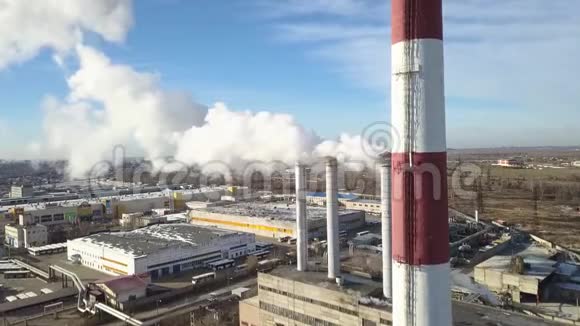 工业区内有一个大的红白相间的管道厚厚的白烟是从工厂的管道倒入的与太阳形成对比视频的预览图