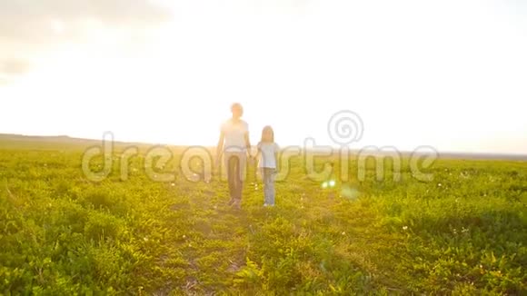 家庭和母性的概念快乐的母亲和孩子在野外奔跑视频的预览图
