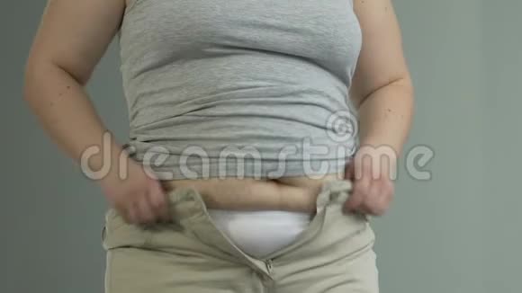 胖女人努力扣紧裤子拉链体重问题节食视频的预览图