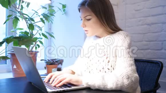 女性在笔记本电脑上工作时咳嗽感染的肖像视频的预览图