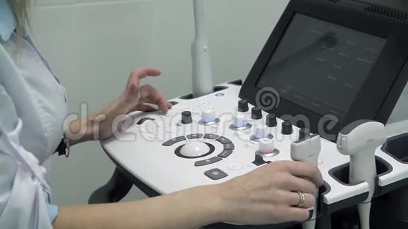超声设备监测特写女医生检查病人拥有医疗设备视频的预览图