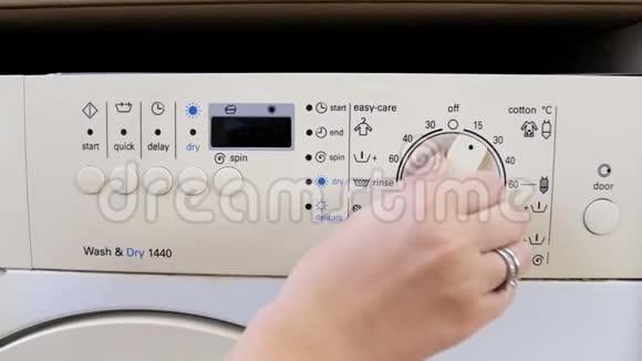 特写4k镜头女性手捏按钮打开洗衣机开关视频的预览图