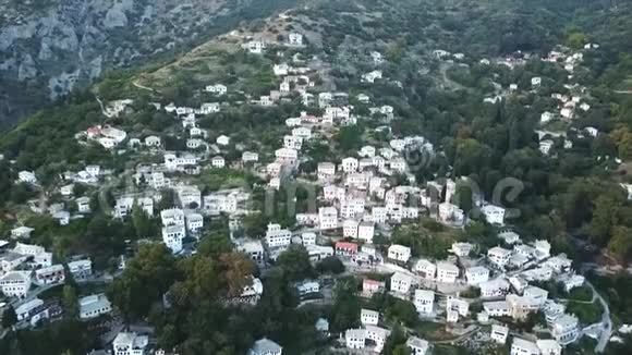 山坡上的希腊民居鸟瞰视频的预览图