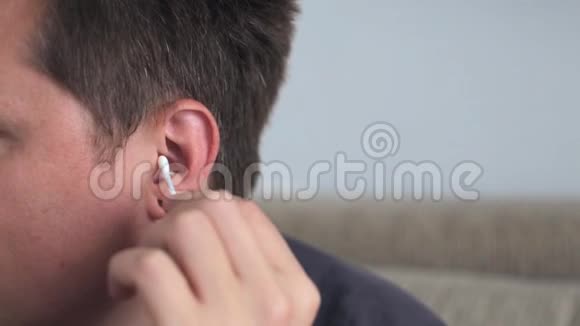 年轻人用棉签擦耳朵视频的预览图