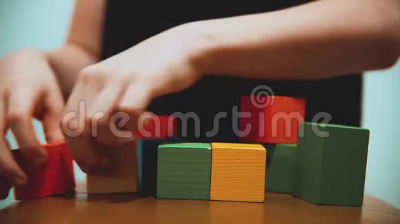 小男孩收集立方体小男孩玩玩具彩色立方体儿童概念游戏生活方式视频的预览图