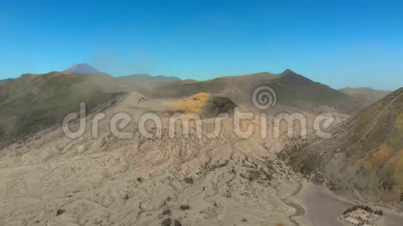 在腾格卡尔德拉的腾格卡尔德拉山内著名的活跃的布罗莫火山或贡农布罗莫山和巴托克火山的空中景观视频的预览图