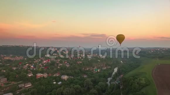 日落时分气球飞过乌克兰的卡米安涅茨波迪尔斯基市视频的预览图