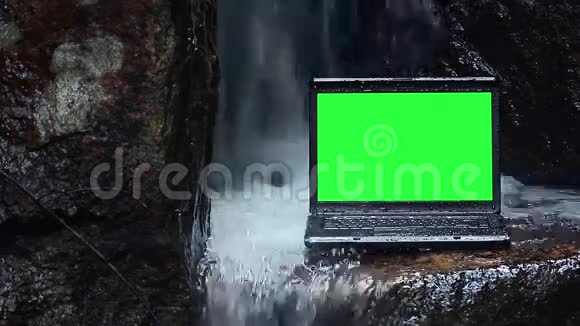 瀑布下的笔记本电脑视频的预览图