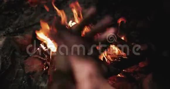 那人在明火面前加热双手露营概念与室外明火火焰游客给他暖身视频的预览图
