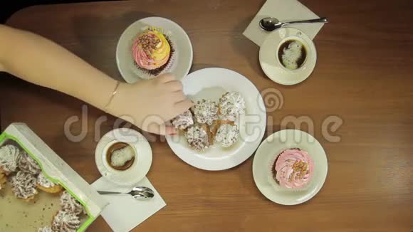 女人手里拿着白色盘子蛋糕来煮咖啡视频的预览图