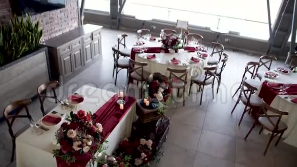 带有婚礼装饰的宴会厅视频的预览图