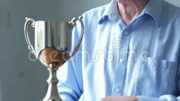 老人在清洗他的奖杯视频的预览图