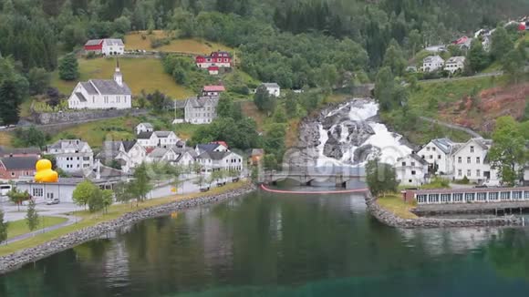 港口水域沉降和坠落挪威Hellesylt视频的预览图