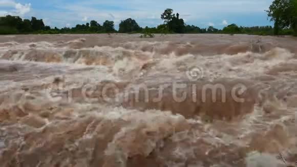 强大的湄公河和它最壮观的瀑布视频的预览图