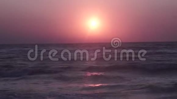 美丽的大海强烈的波浪深色的背景橙色粉红色的天空视频的预览图