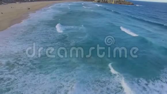 在邦迪海滩与海浪滑行视频的预览图