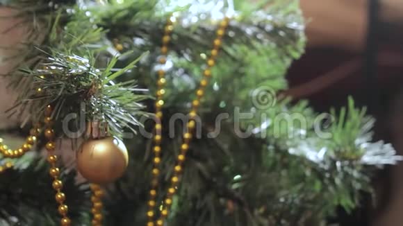 在圣诞树上的玩具上撒雪视频的预览图