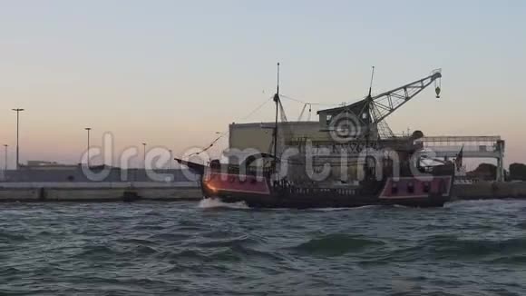 海上航行的老式船只观光旅游和游客娱乐视频的预览图