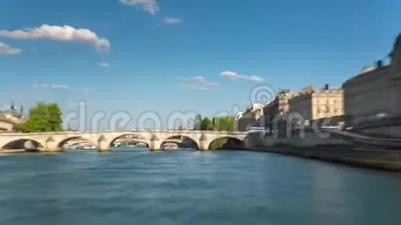 巴黎法国2018年6月19日从航行于塞纳河的小船上俯瞰阳光明媚的夏日视频的预览图