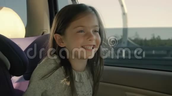 美丽的女孩闪闪发光的眼睛坐在车里开心地笑着她在斯洛莫娱乐视频的预览图