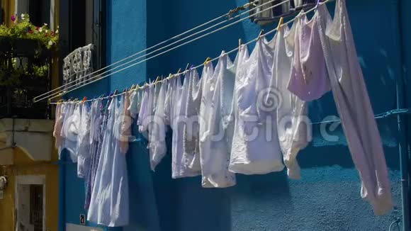意大利城市的新鲜洗衣店挂在绳子上日常生活在布鲁诺岛视频的预览图