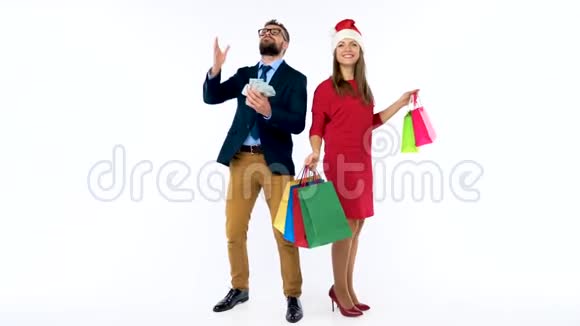 美元落在穿着圣诞老人帽子的正式男女身上让去购物庆祝一下吧视频的预览图