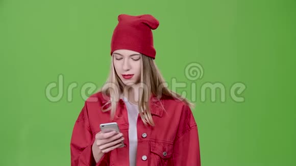 青少年看着手机里的照片竖起大拇指绿色屏幕视频的预览图