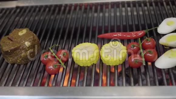 菜架上的餐厅厨房特写在玉米樱桃番茄和柠檬草中煮熟视频的预览图