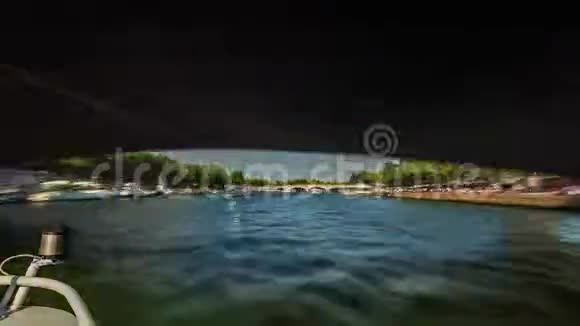 巴黎法国2018年6月19日从航行于塞纳河的小船上俯瞰阳光明媚的夏日视频的预览图