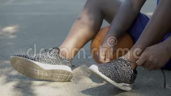 非裔美国人腿部特写篮球运动员系鞋带视频的预览图