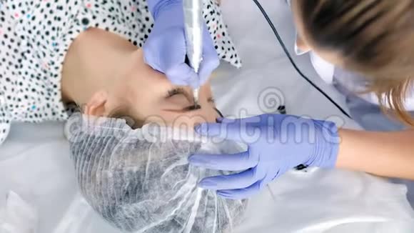 高角度女美容师戴手套做永久性化妆眉视频的预览图