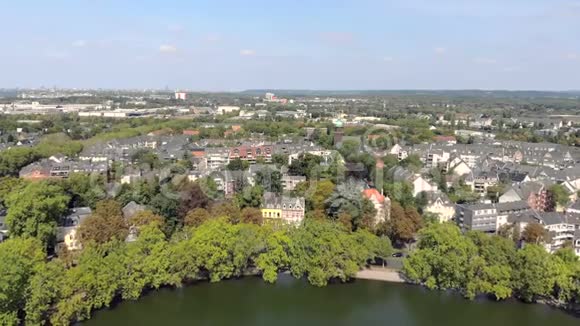 德国杜塞尔多夫本拉斯堡池塘空中无人机景观视频的预览图