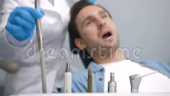 牙科仪器及牙科诊所病人视频的预览图