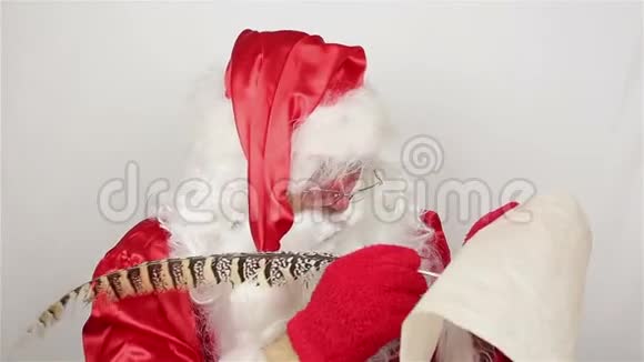 圣诞老人正在写一份礼物清单视频的预览图