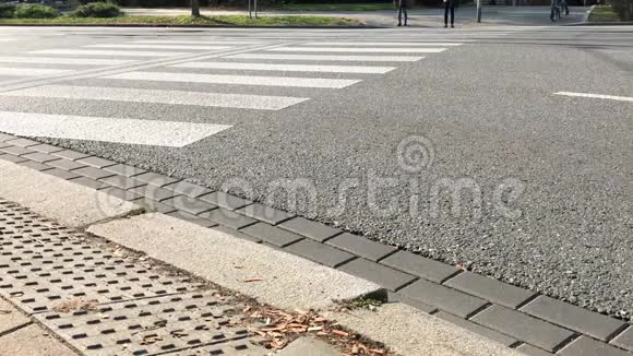 无法辨认的行人通过斑马线阻碍道路视频的预览图